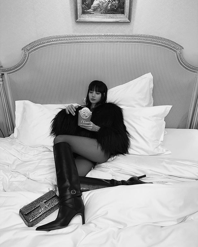 Blackpink's Lisa Creates Oomph Look In Black Lingerie And Fur Coat 771823