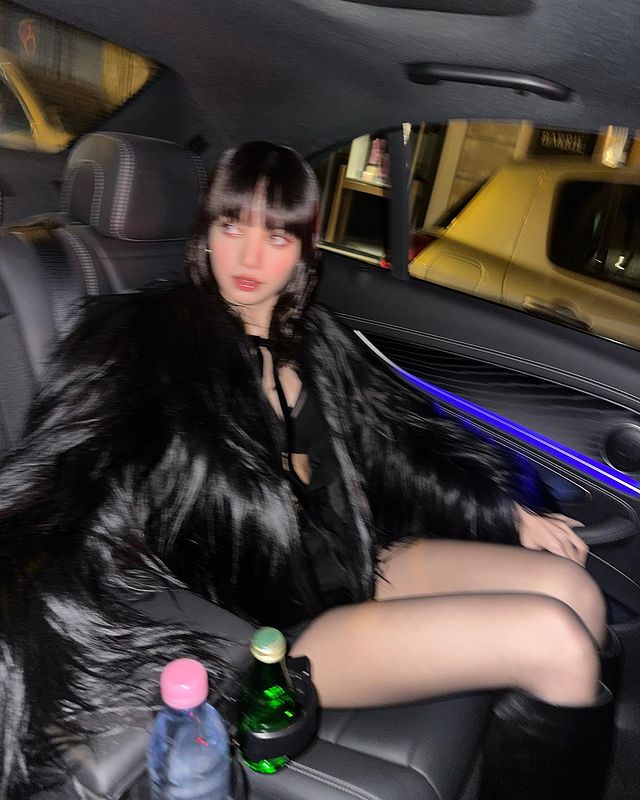 Blackpink's Lisa Creates Oomph Look In Black Lingerie And Fur Coat 771824