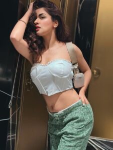 Avneet Kaur Flaunts Jaw-Dropping Midriff In Photos