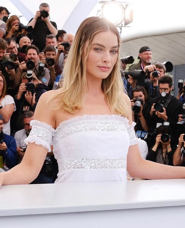 In Pics: Margot Robbie in classic white ensembles 774929