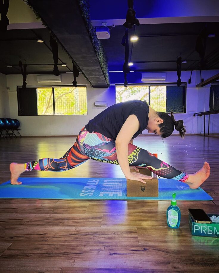 In Pics: Zareen Khan Shares A Yoga Posture Picture In Black T-Shirt And Yoga Pants 769777