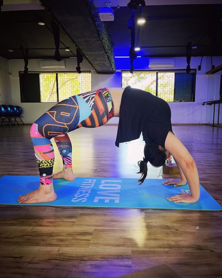 In Pics: Zareen Khan Shares A Yoga Posture Picture In Black T-Shirt And Yoga Pants 769779