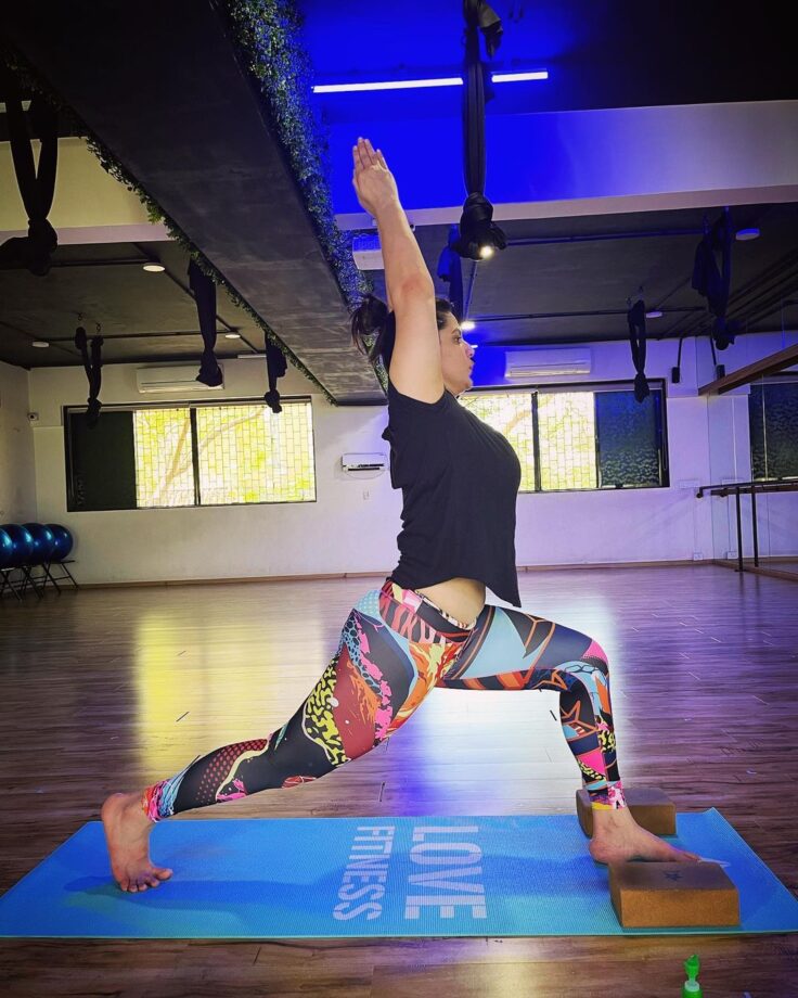 In Pics: Zareen Khan Shares A Yoga Posture Picture In Black T-Shirt And Yoga Pants 769776