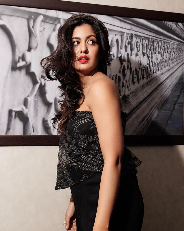 Ishita Dutta Looks Sizzling Hot In Black One-shoulder Gown - 2