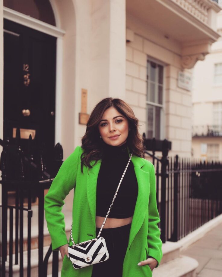 Kanika Kapoor Looks Ravishing In A Black Crop Top And Pants With Long Green Coat 766802