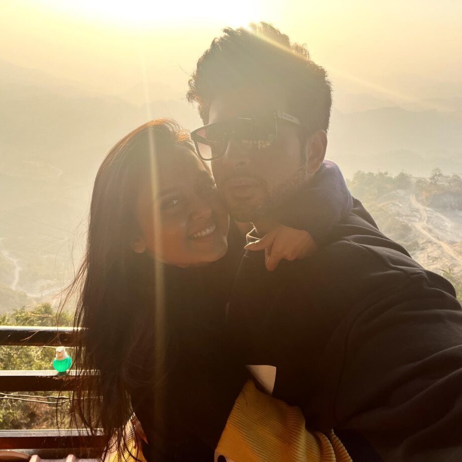 Karan Kundrra plants romantic kiss on Tejasswi Prakash's cheeks on Valentine's Day, see pics 772232