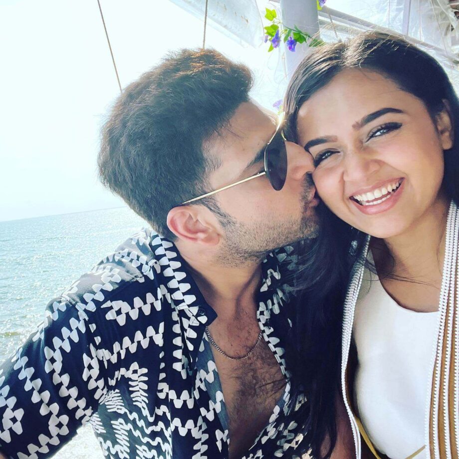 Karan Kundrra plants romantic kiss on Tejasswi Prakash's cheeks on Valentine's Day, see pics 772233