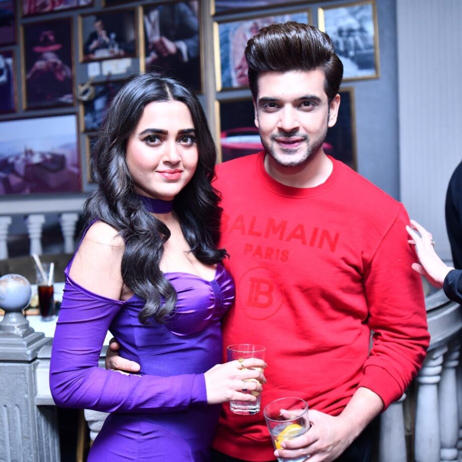 Karan Kundrra plants romantic kiss on Tejasswi Prakash's cheeks on Valentine's Day, see pics 772230