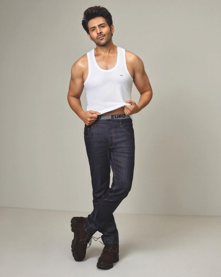 Kartik Aaryan flaunts chiseled physique in white vest, Bhojpuri actress Monalisa loves it 774802