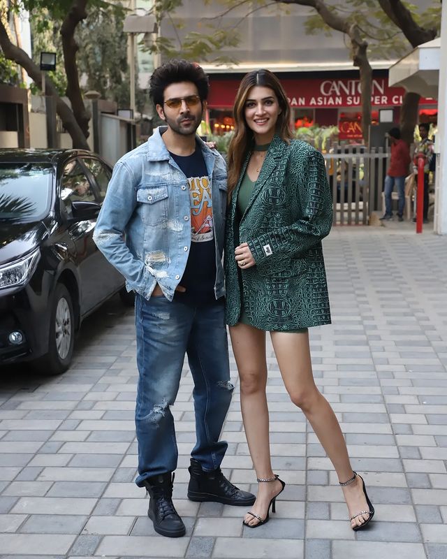 Kriti Sanon And Kartik Aaryan Pose In Contrasted Casuals For Shehzada Promotion, See Pics 770725