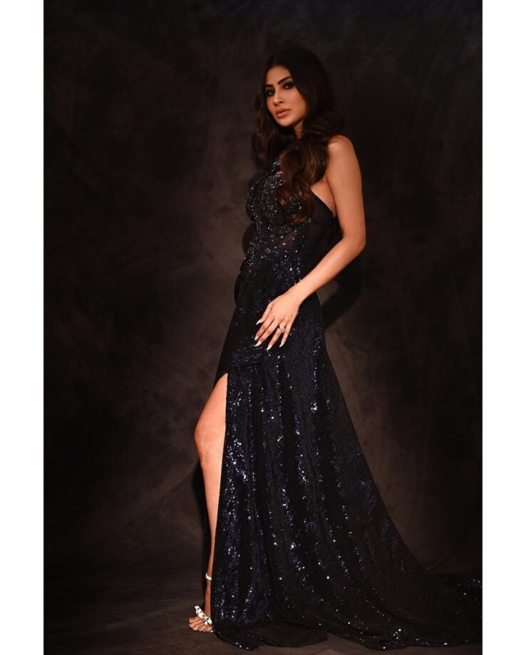 Mouni Roy turns bold in black and glitters 765778