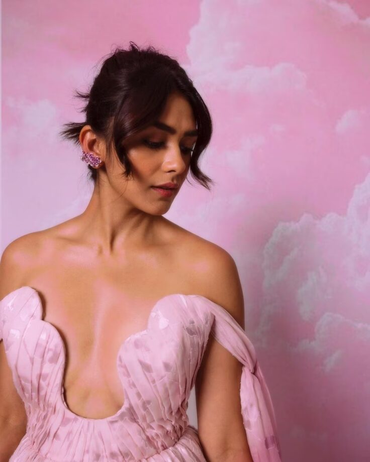 Mrunal Thakur VS Pooja Hegde, Who Is Breathtaking In Pink? 776272