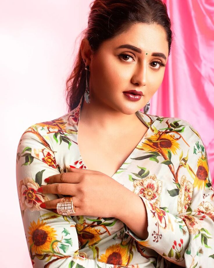 Photodump: Rashami Desai melts hearts in gorgeous floral saree, we love it 777032