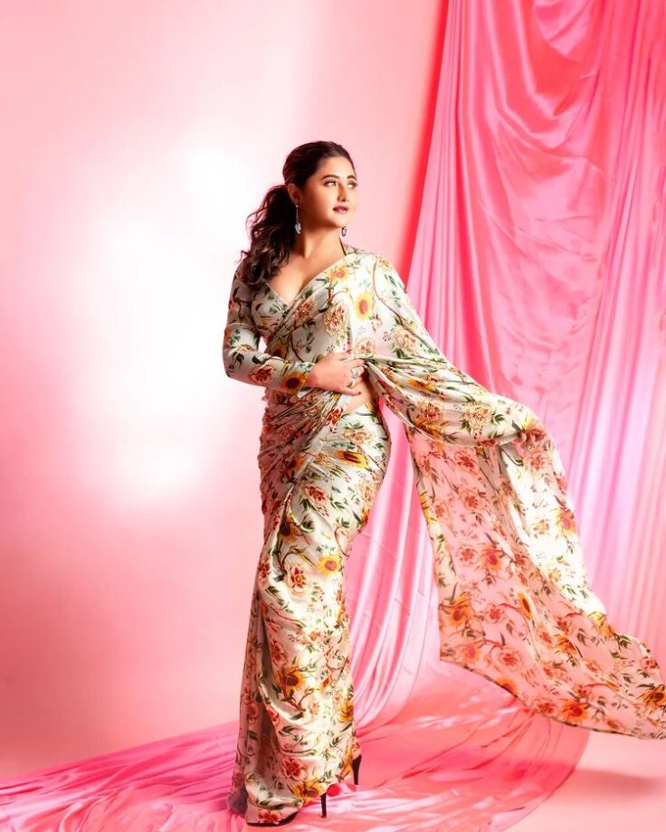 Photodump: Rashami Desai melts hearts in gorgeous floral saree, we love it 777038