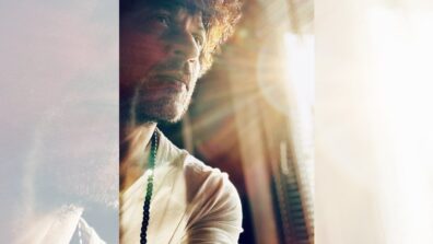 Shah Rukh Khan delights fans with jaw-dropping selfie, check out