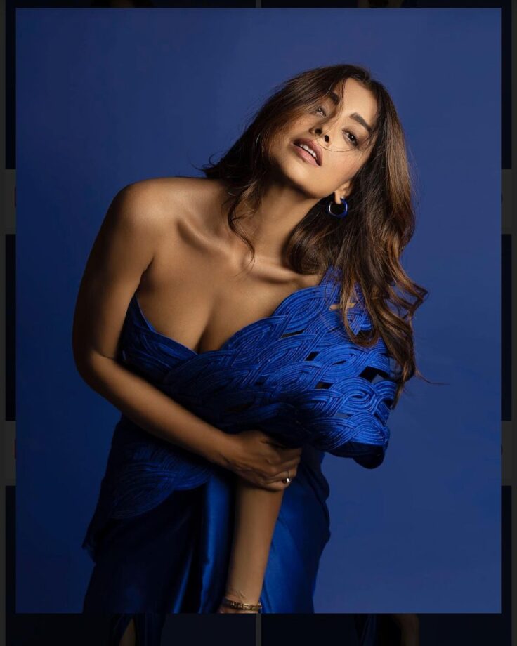 Shriya Saran oozes oomph in blue cutout dress, check photos - 5