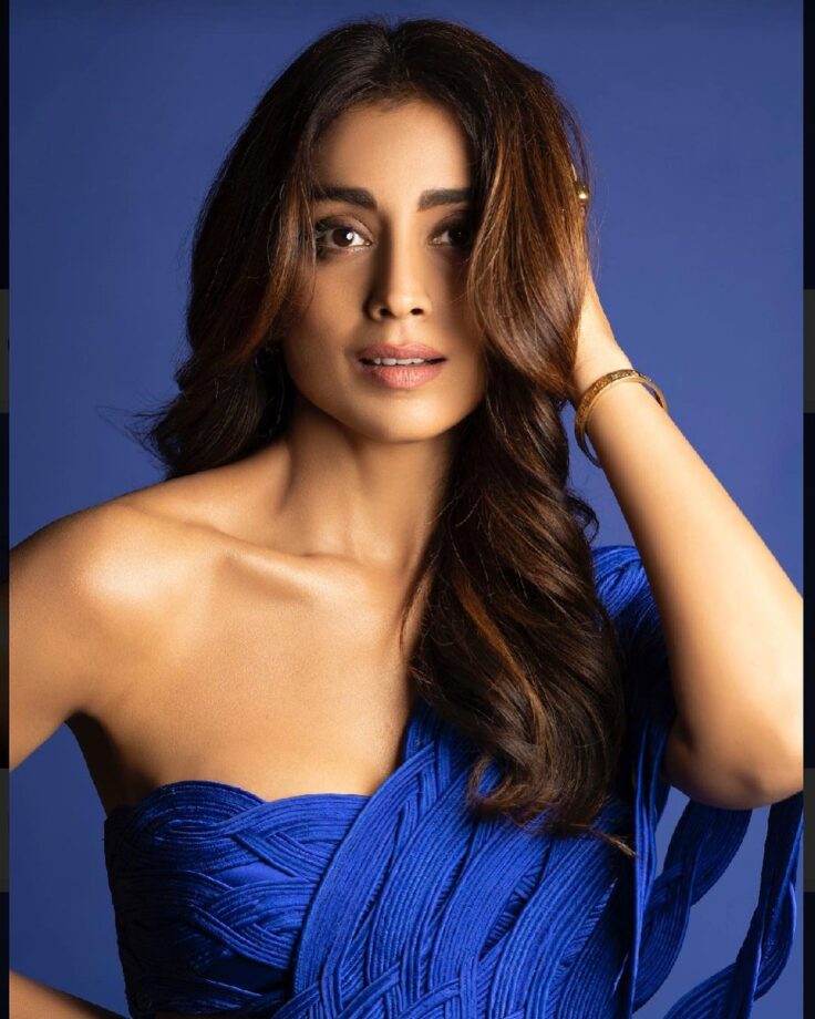 Shriya Saran oozes oomph in blue cutout dress, check photos - 6