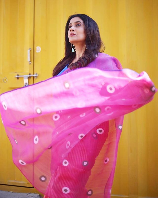 Sonali Kulkarni looks gorgeous in printed pink saree, see photos - 0