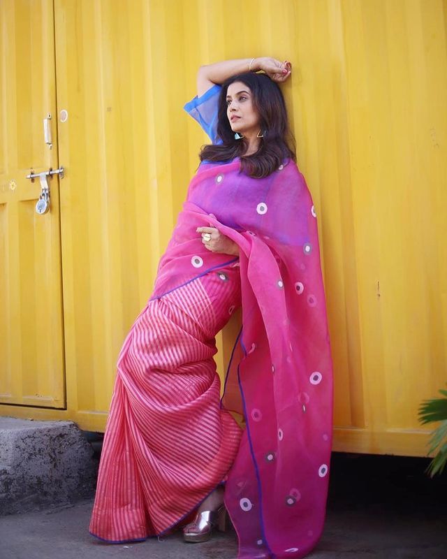 Sonali Kulkarni looks gorgeous in printed pink saree, see photos - 2