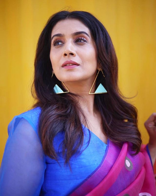 Sonali Kulkarni looks gorgeous in printed pink saree, see photos - 3