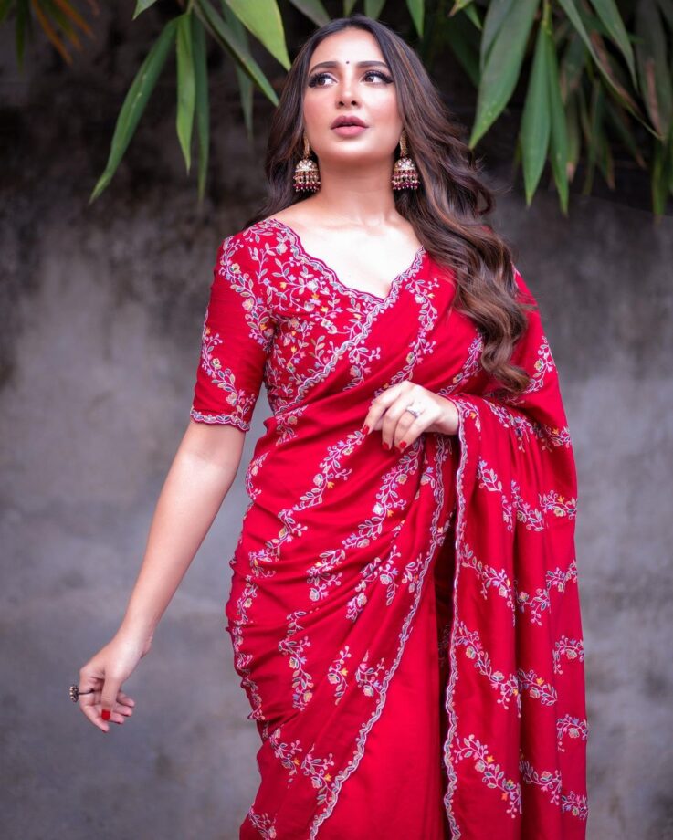 Subhashree Ganguly Looks Glamorous In Red Saree, Gives Major Ethnic Goals - 2