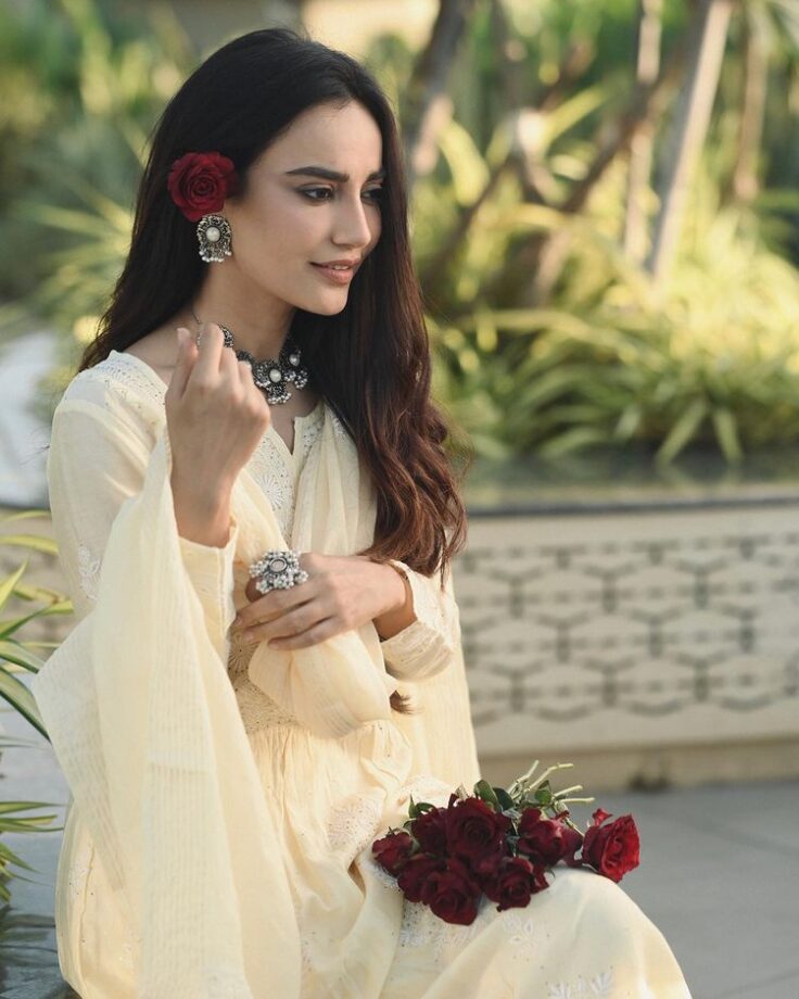 Surbhi Jyoti leads on with a floral dream, says “phool, patte and I” 771107