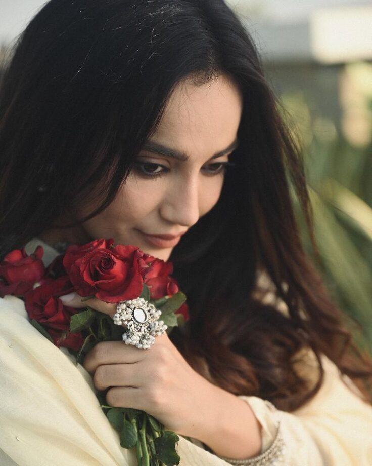 Surbhi Jyoti leads on with a floral dream, says “phool, patte and I” 771108