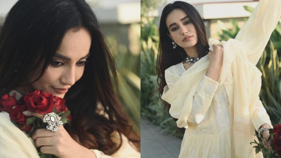 Surbhi Jyoti leads on with a floral dream, says “phool, patte and I” 771110