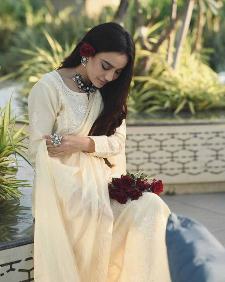 Surbhi Jyoti leads on with a floral dream, says “phool, patte and I” 771105