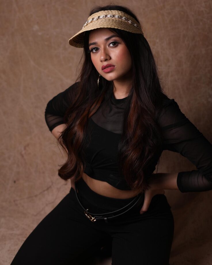 Take the black vogue code from Avneet Kaur and Jannat Zubair 771027