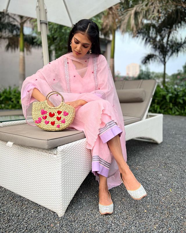 Valentine’s Month Mood: Malavika Mohanan Poses Candidly In A Stunning Pink Ethnic Dress - 1