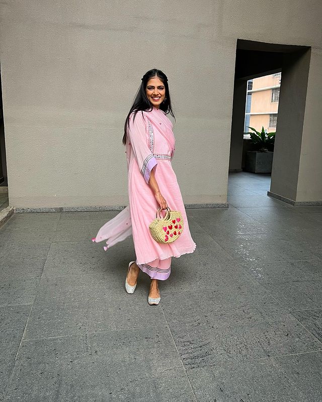 Valentine’s Month Mood: Malavika Mohanan Poses Candidly In A Stunning Pink Ethnic Dress - 0