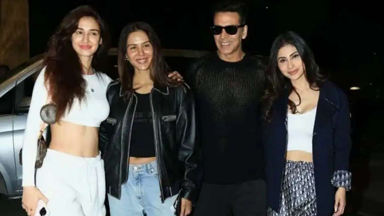 Watch: Akshay Kumar jets off for US tour with Disha Patani, Sonam Bajwa and Mouni Roy, check out 778102