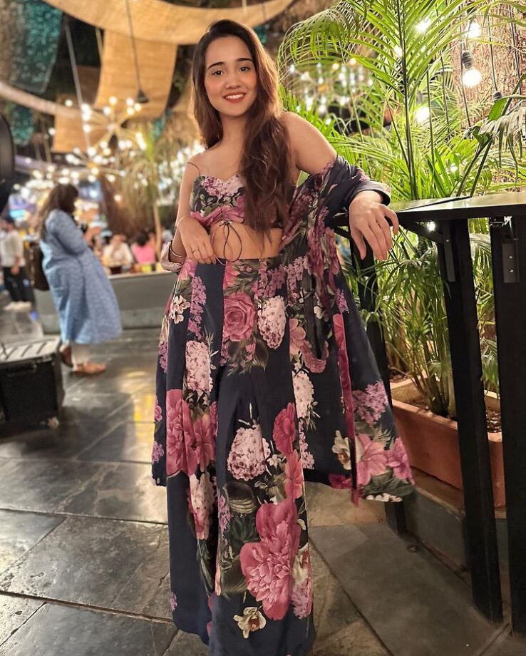 Ashi Singh melts hearts in floral outfit, Ashnoor Kaur kills it in black outfit during dance trend 779576