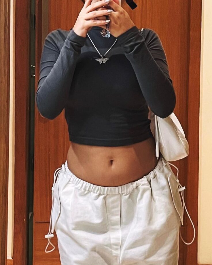 Avneet Kaur flaunts curvaceous midriff in crop top, fans sweat 783973