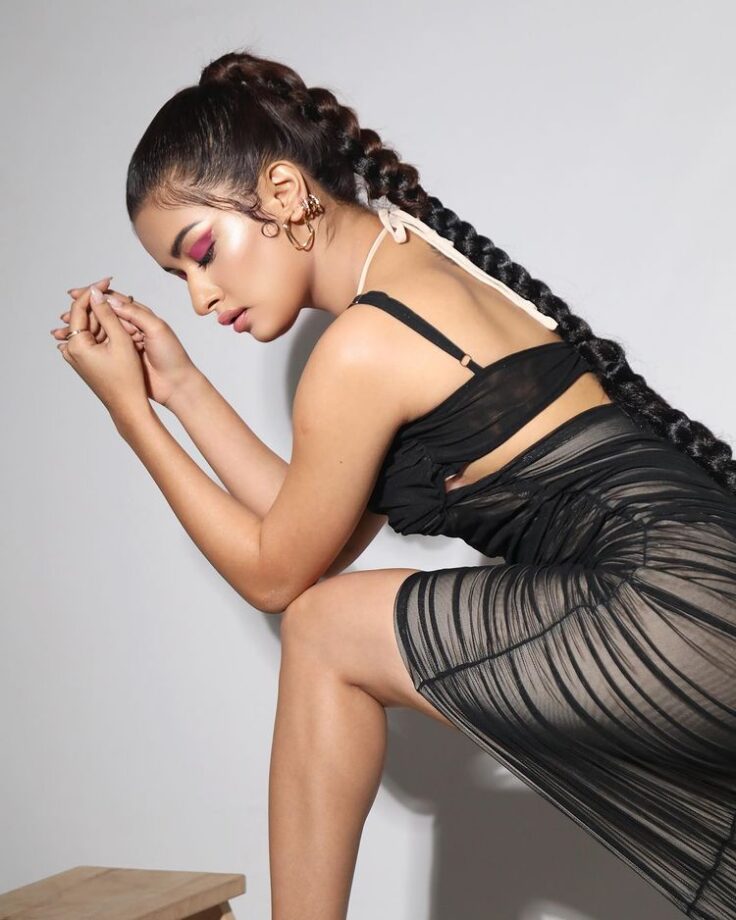 Avneet Kaur sizzles in black see-through bodycon dress, internet goes bananas 780717