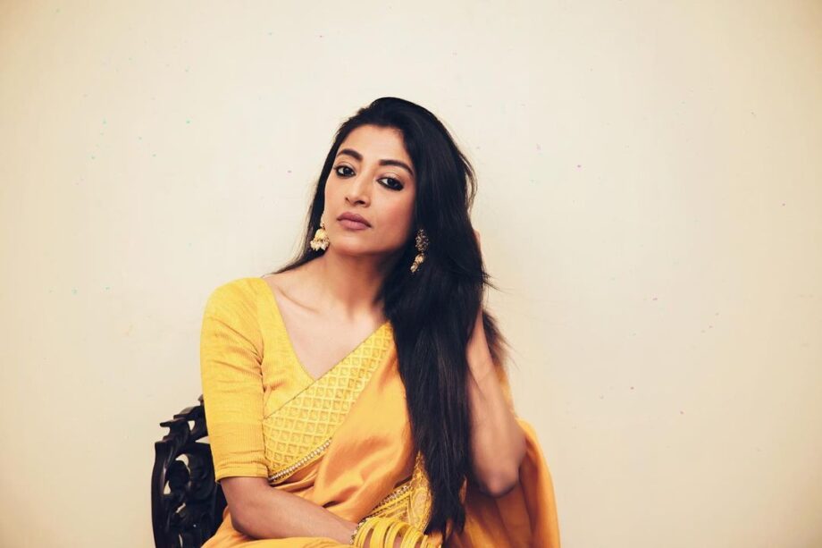 Bengali diva Paoli Dam looks drop-dead gorgeous in ethnic yellow saree, fans sweat - 2