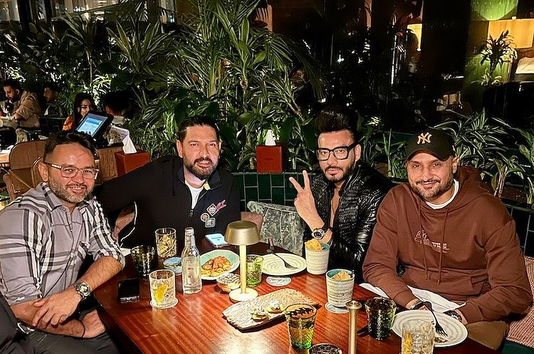 Chak De India: Yuvraj Singh, Parthiv Patel and Harbhajan Singh chill together, see trending pic 782639