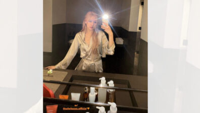 Check Out: Blackpink’s Rosé Is Glitzy And Glamorous In A Beige Satin Bathrobe