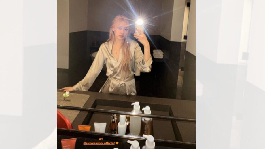 Check Out: Blackpink's Rosé Is Glitzy And Glamorous In A Beige Satin Bathrobe 791014