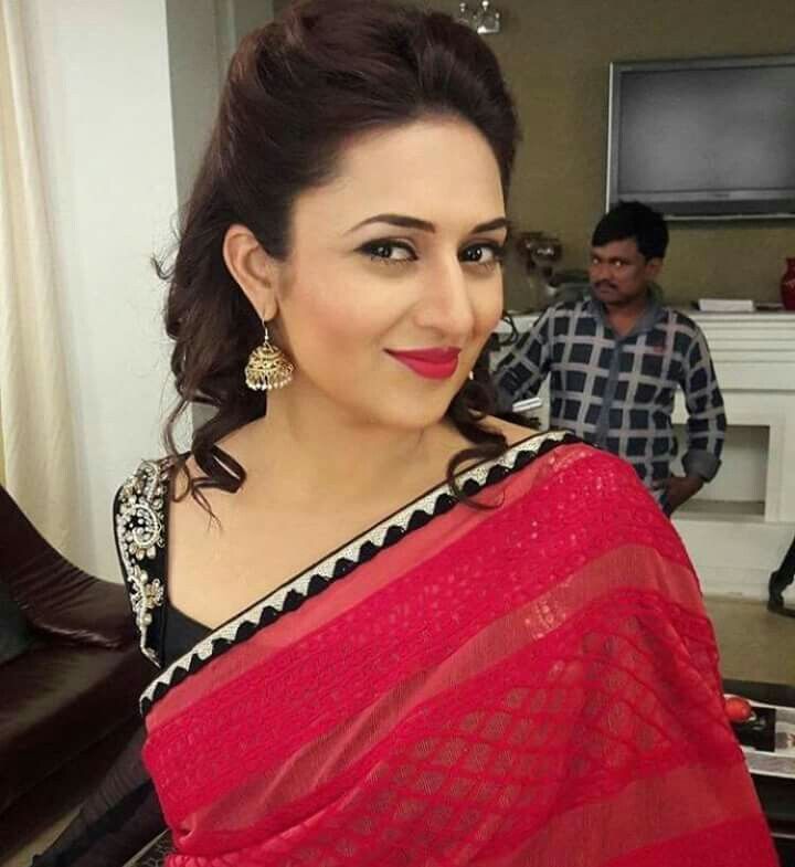 Divyanka Tripathi and Rashami's stunning saree fashion ideas to steal 781981