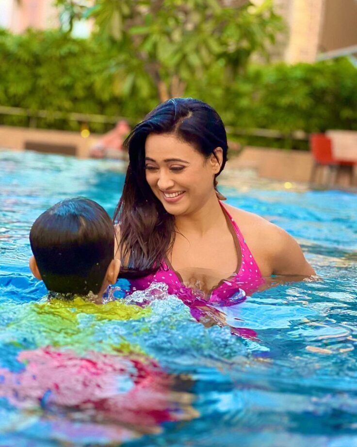 Gorgeous: Shweta Tiwari tempts in deep neck hot pick swimwear 787317