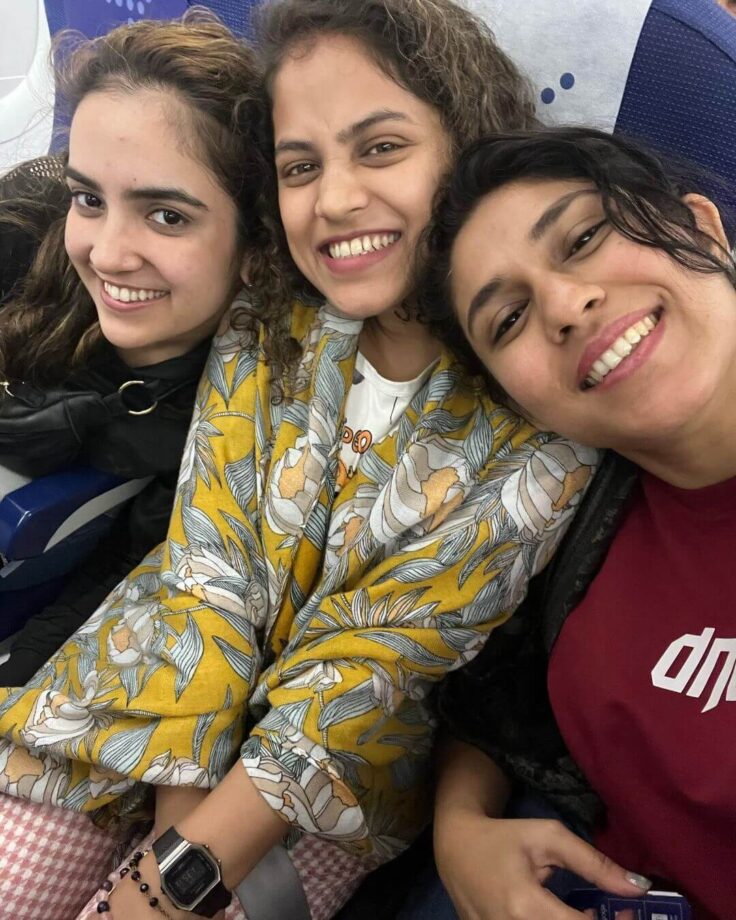 In Pics: Mrunal Thakur Having A Blast With Her Siblings Says, 'Hello Sisters' 782493