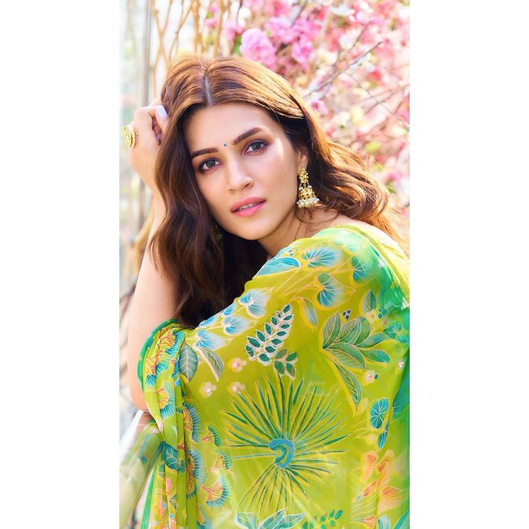 Janhvi Kapoor Vs Kriti Sanon: Dynamite Divas In Neon Sarees 784923