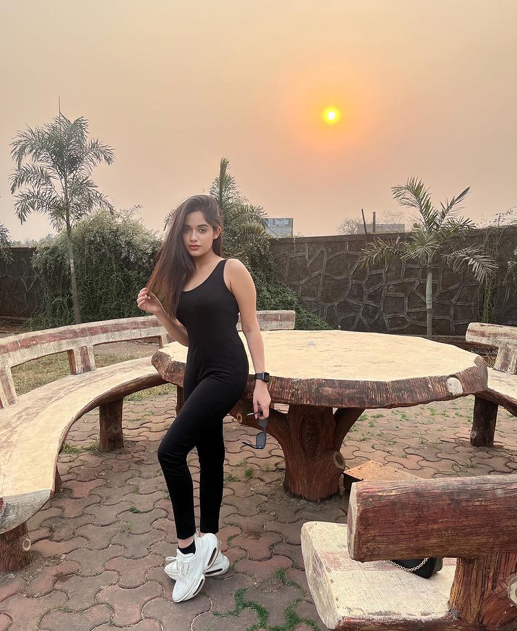 Jannat Zubair Rahmani is effortlessly stylish in black, Shivangi Joshi is all hearts 780709