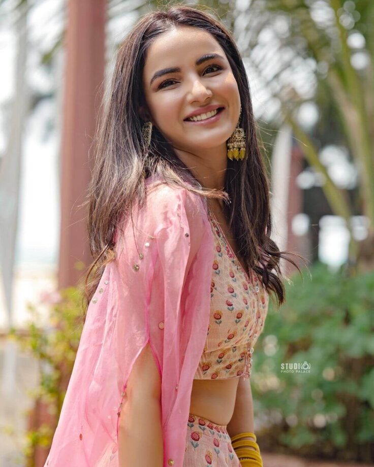 Jasmin Bhasin melts hearts in Anita Dongre styled lehenga, we are crushing 785126