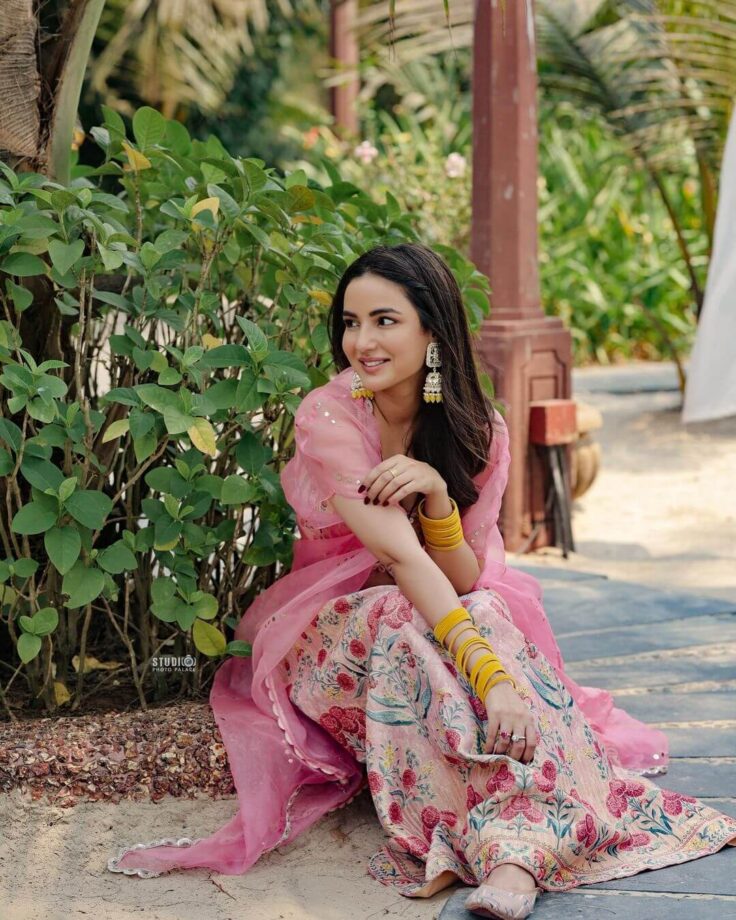 Jasmin Bhasin melts hearts in Anita Dongre styled lehenga, we are crushing 785127