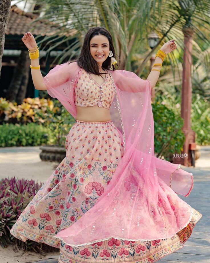 Jasmin Bhasin melts hearts in Anita Dongre styled lehenga, we are crushing 785128