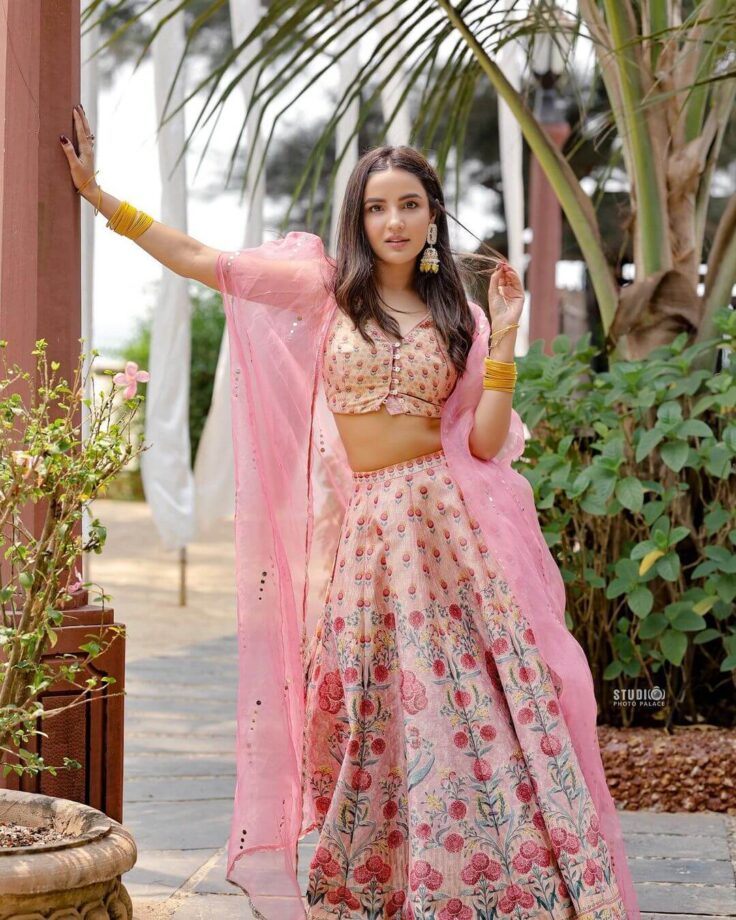 Jasmin Bhasin melts hearts in Anita Dongre styled lehenga, we are crushing 785129