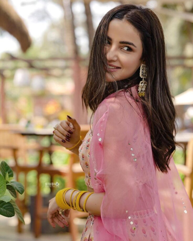 Jasmin Bhasin melts hearts in Anita Dongre styled lehenga, we are crushing 785130